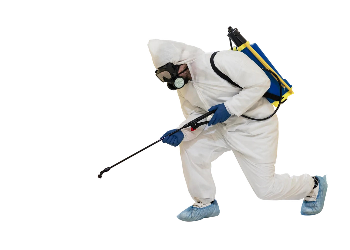 Técnico fumigando con equipo profesional